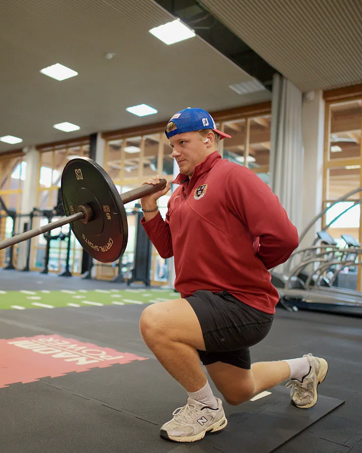Functional Training mit Hantelscheibe im Ausfallschritt