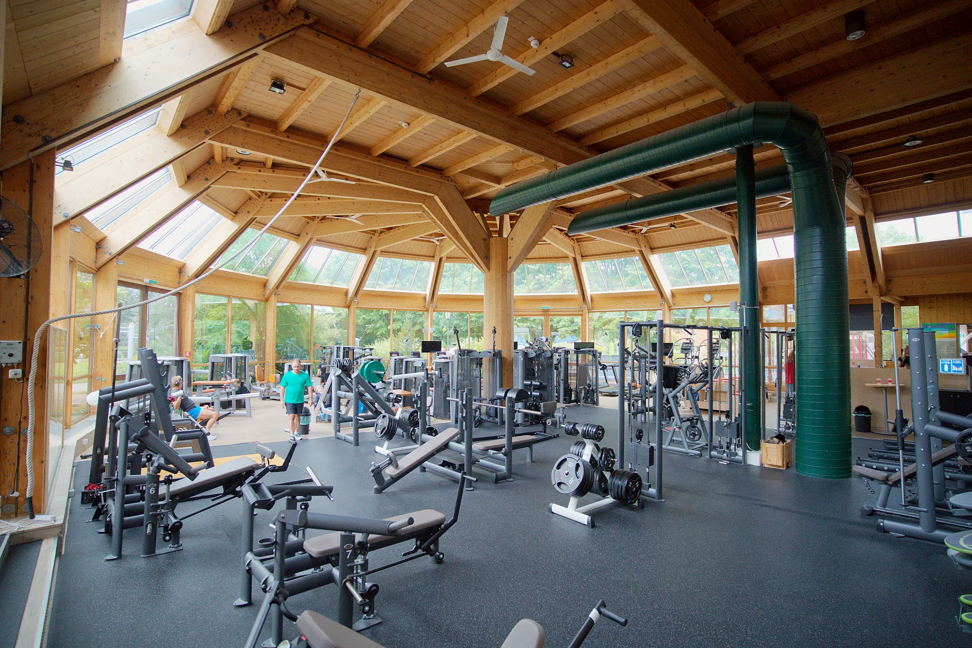 Kraftbereich von medius in Tegernsee unter dem Holzdach mit großer Glasfront