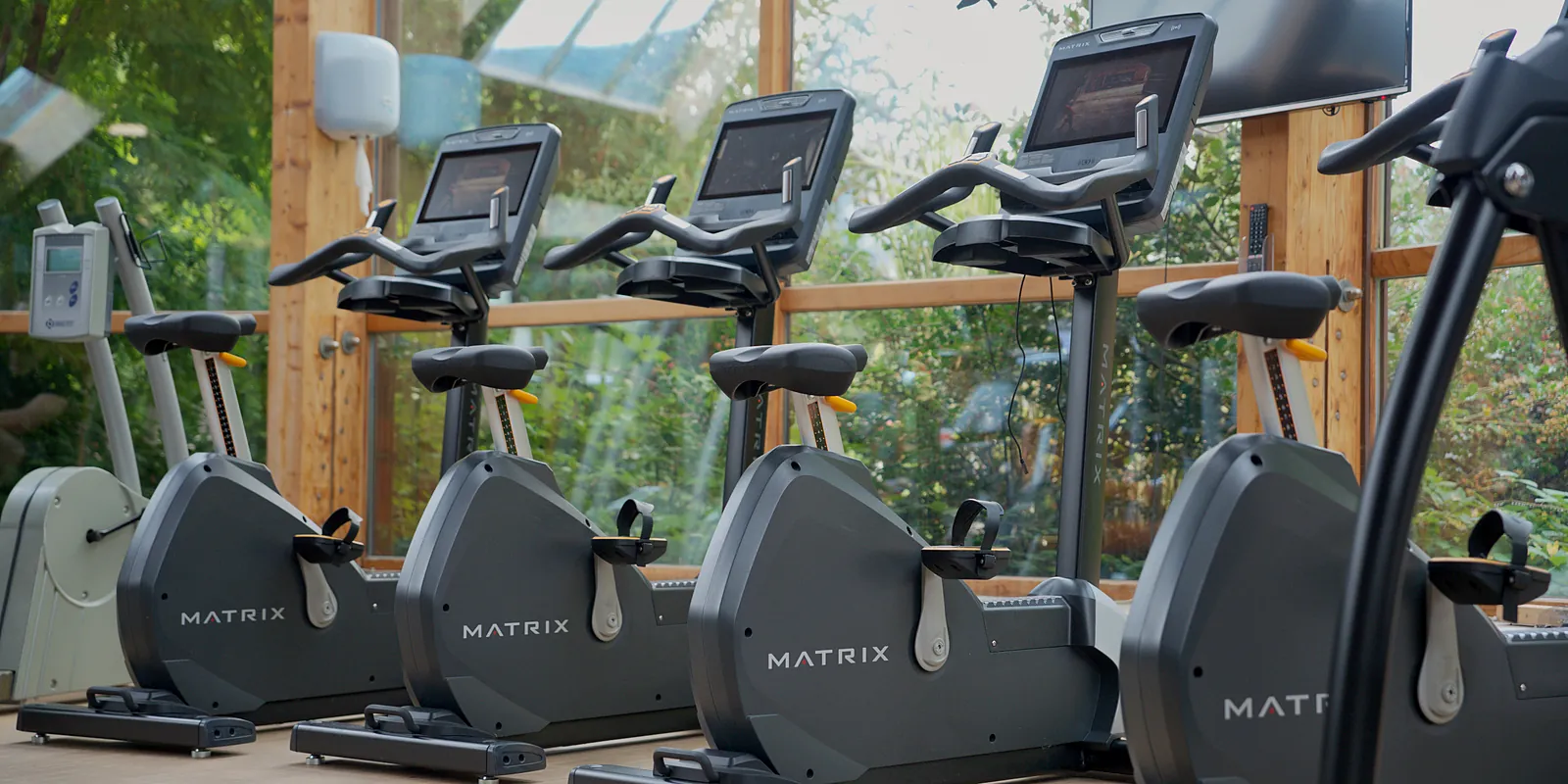 Cardiobereich mit Bikes und Blick in den Garten