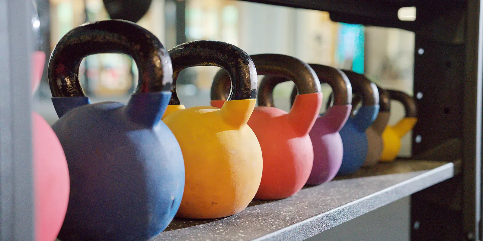 Bunte Kettlebells im Regal